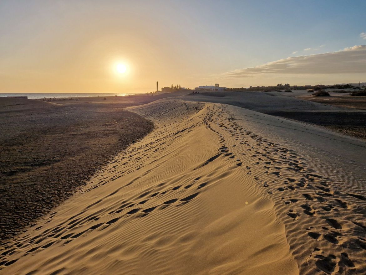 Fußstapfen in den Dünen von Maspalomas, Gran Canaria