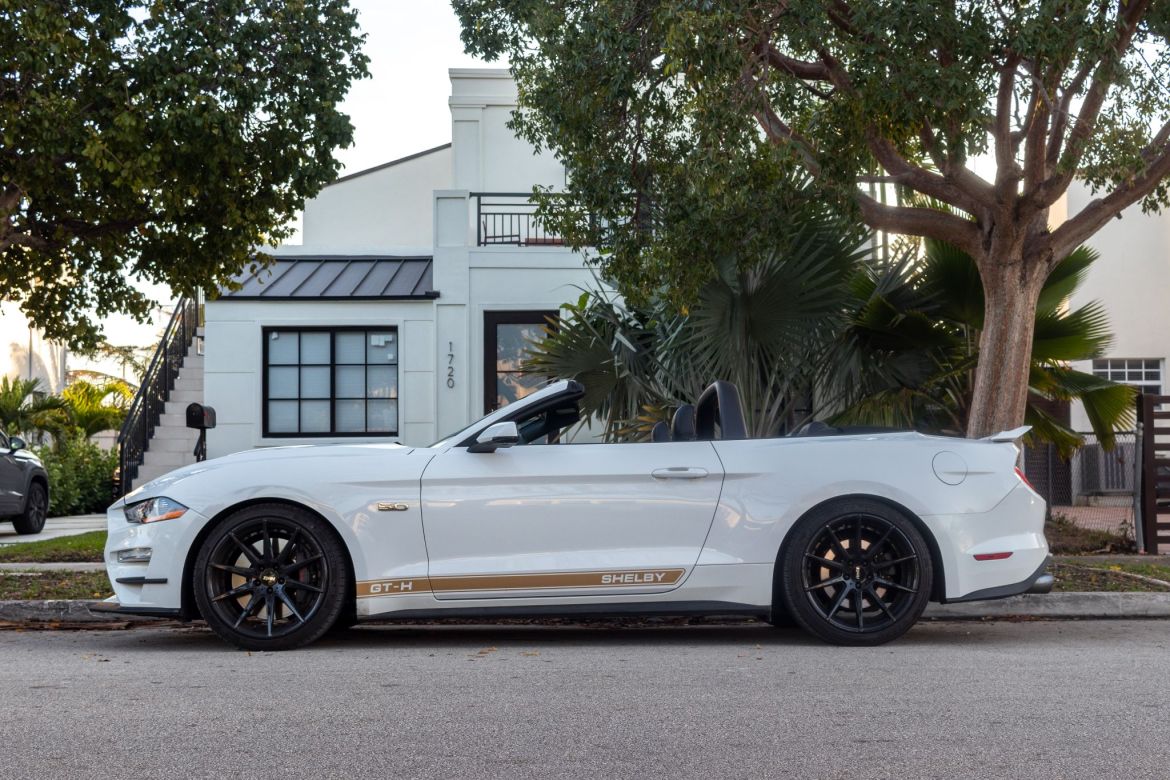 Shelby GT-H Cabrio offen in der Seitenlinie in Miami