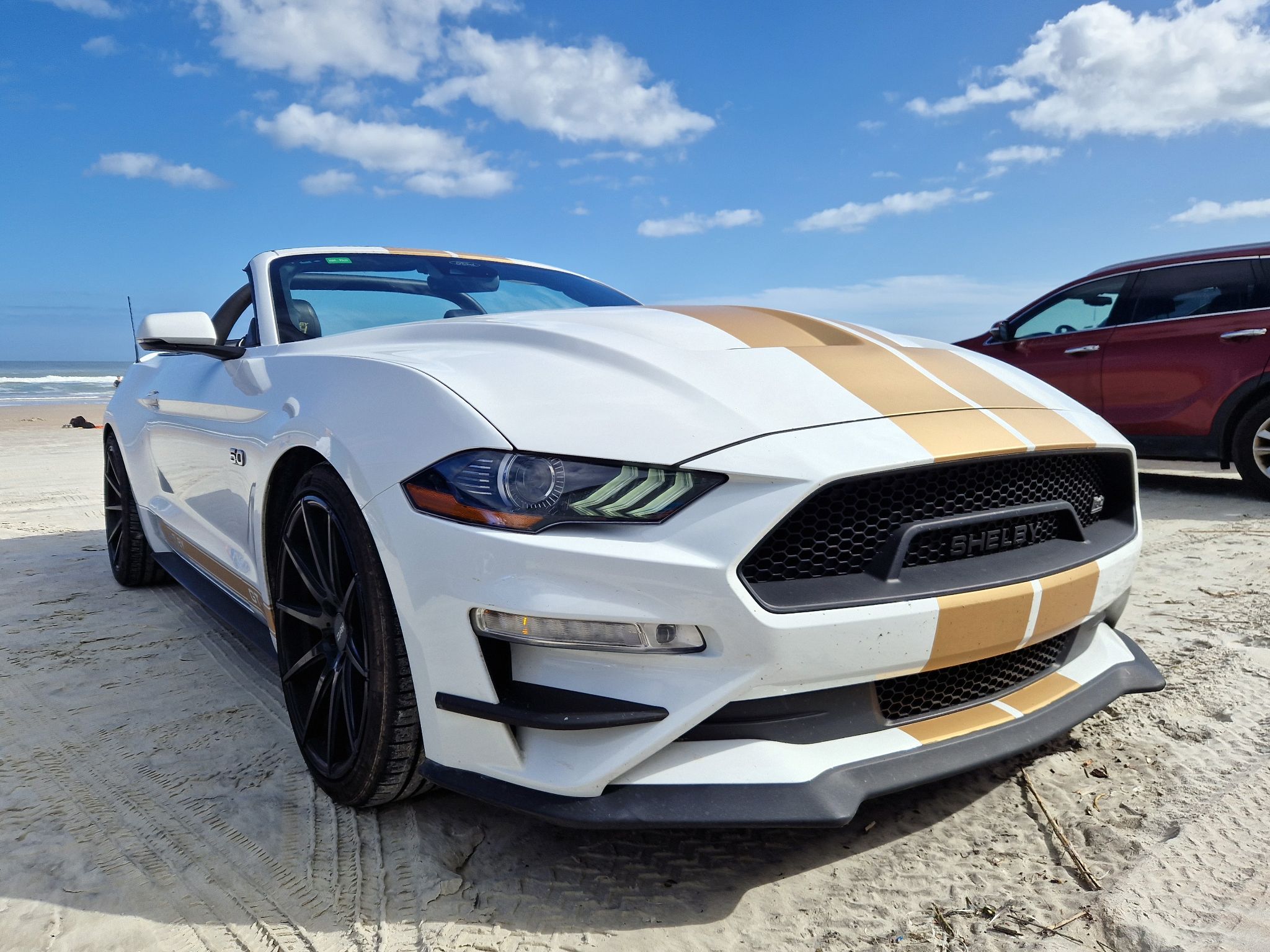 Shelby Mustang GT-H offen am Strand von Daytona Beach, Florida