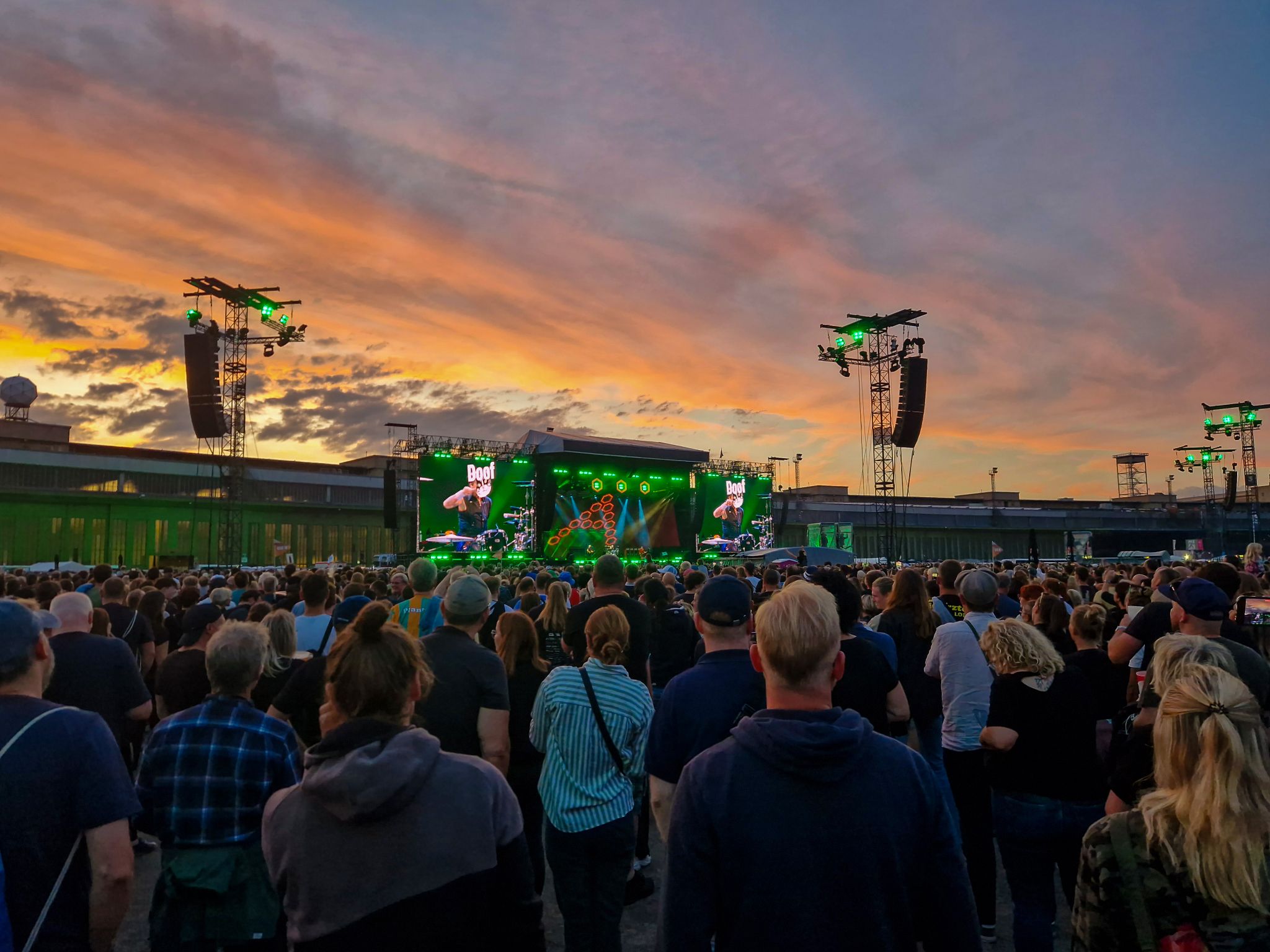 Sonnenuntergang über dem Tempelhofer Feld beim Ärzte-Konzert 2024