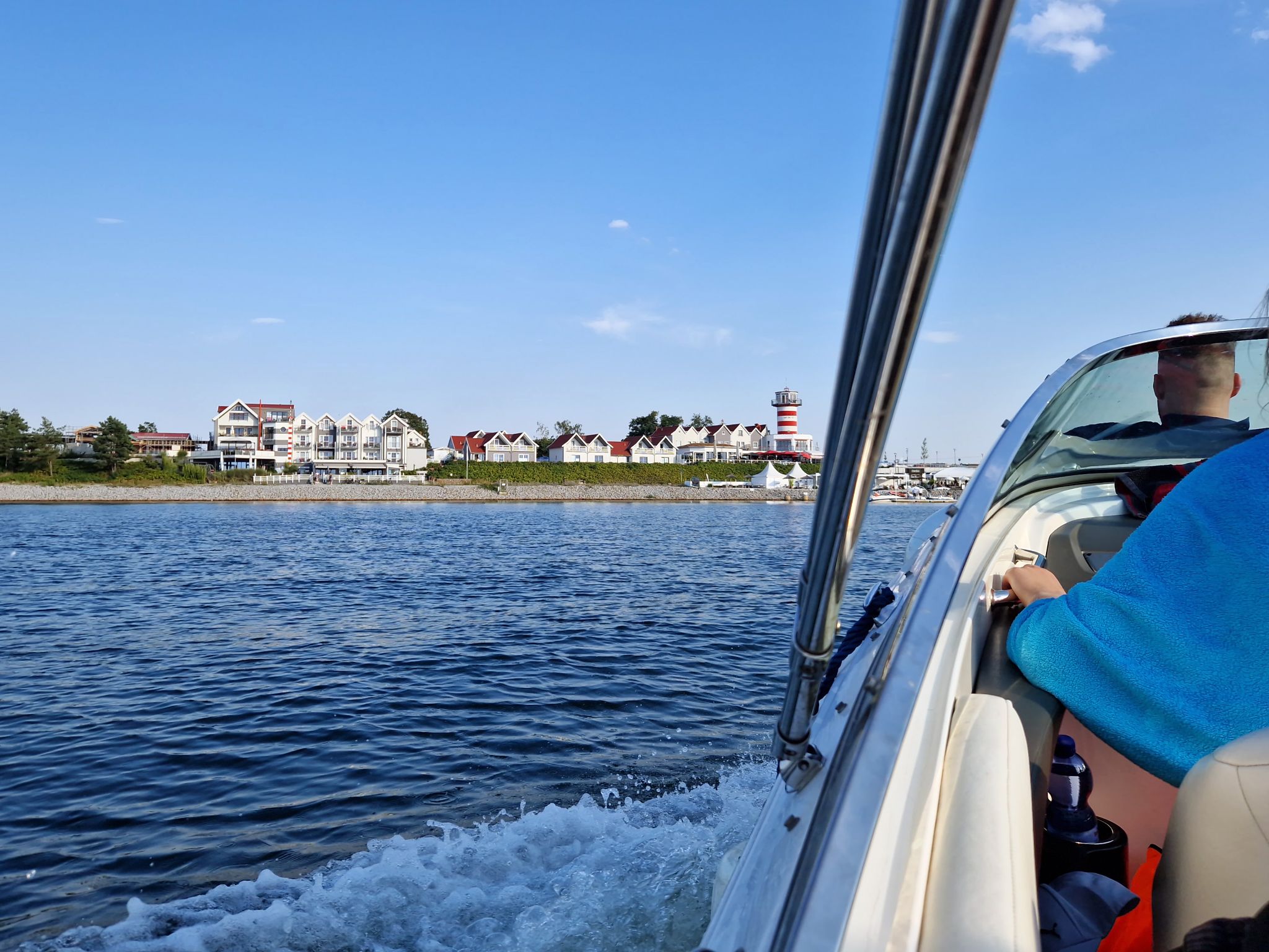 Speedboot fahren auf dem Geierswalder See, Brandenburg