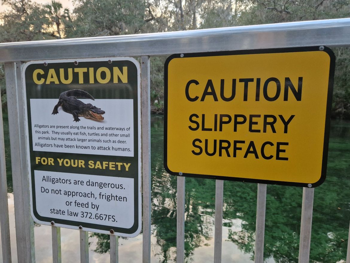 Warnschild für Alligatoren im Blue Springs State Park, Florida