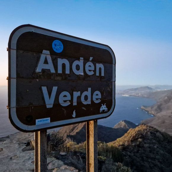 Anden Verde Schild vor Küstenlinie Anden Verde Schild vor Küstenlinie