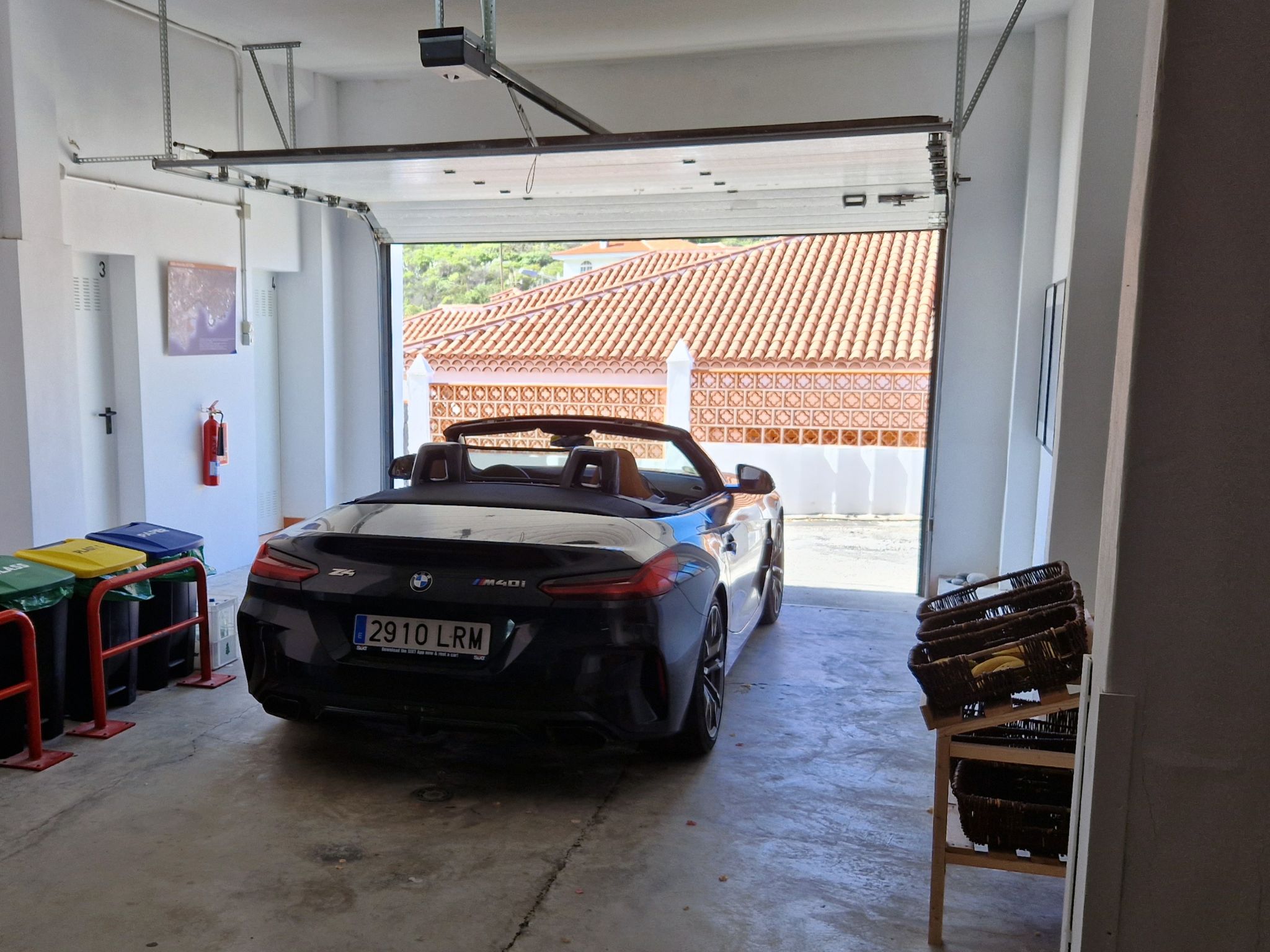 BMW Z4 M40i Cabrio in der Garagenausfahrt