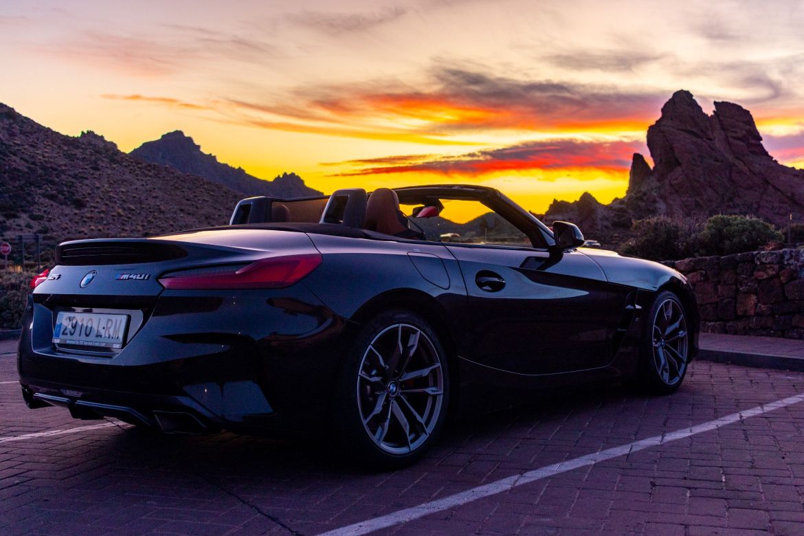 BMW Z4 bei Sonnenuntergang auf dem Parkplatz am Fuß des Teidegipfels