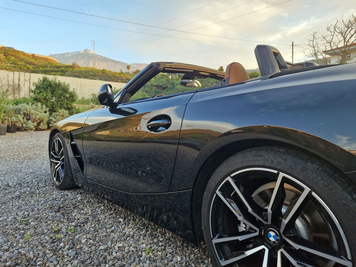 BMW Z4 blickt zum Teide auf Teneriffa