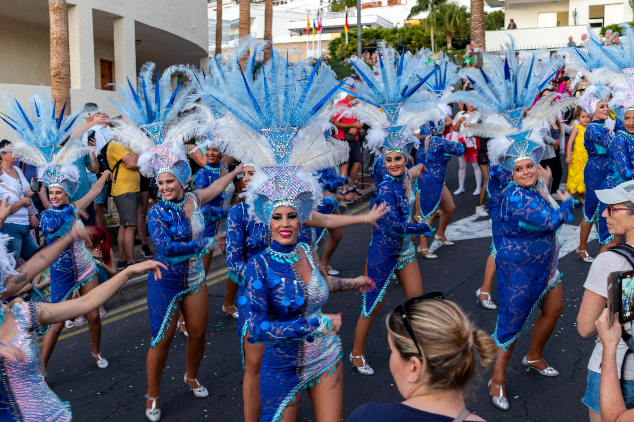 Blau gekleidete Tänzerinnen beim Karneval in Los Gigantes