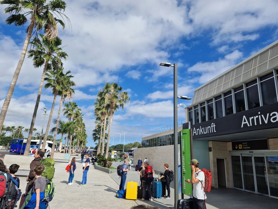 Blauer Himmel am Flughafen Teneriffa Süd Ankunftsterminal