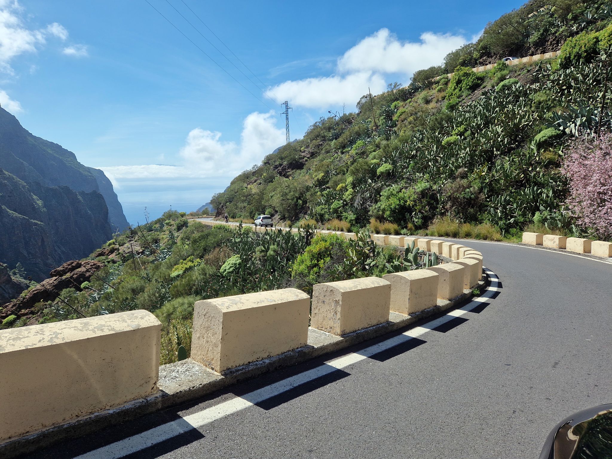 Enge, kurvige Straße im Teno-Gebirge auf Teneriffa