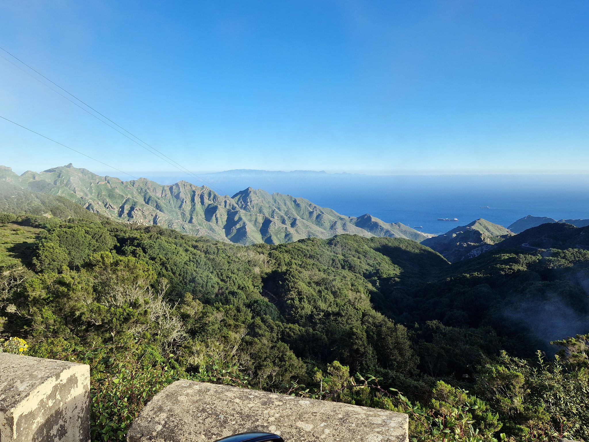 Im Anagagebirge auf Teneriffa mit Blick aufs Meer am Mirador Bailadero