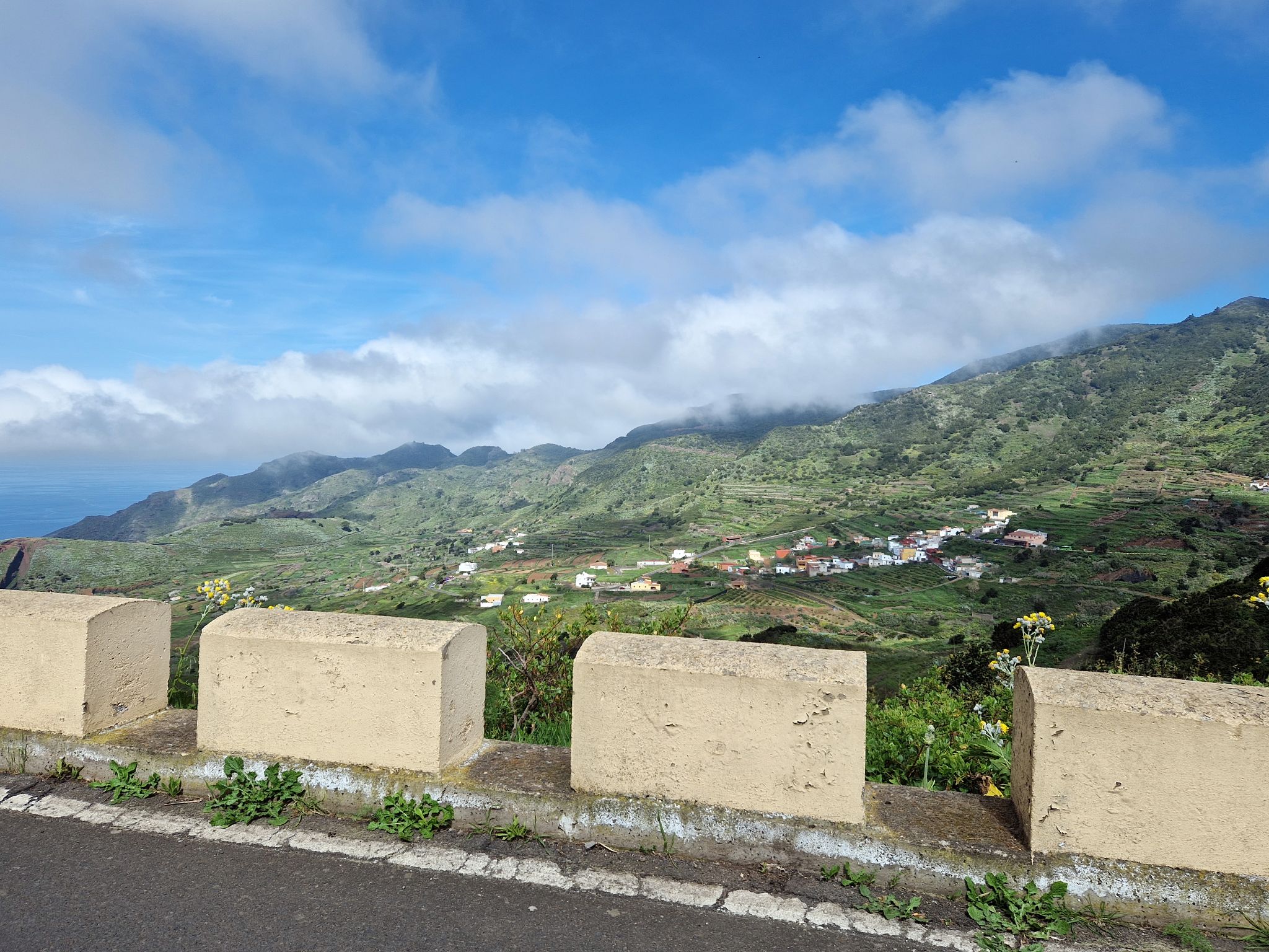 Kleines Bergdorf mit Meer im Hintergrund im Teno-Gebirge