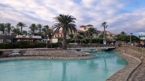 Lopesan Costa Meloneras Resort, Spa & Casino von der Strandpromenade von Masplomas aus gesehen