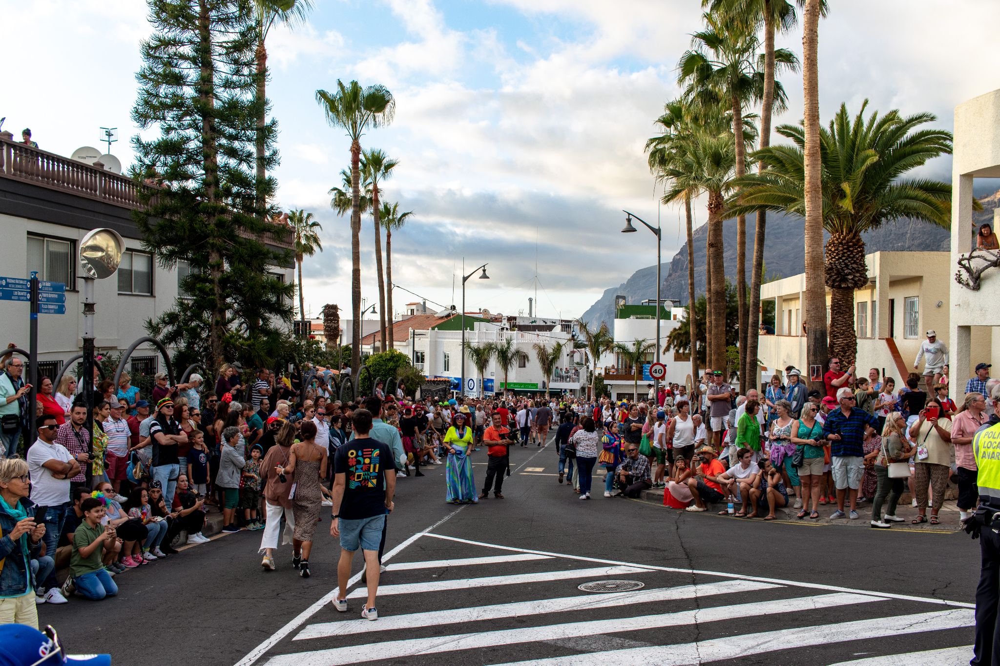 Menschen warten auf den Karnevalsumzug in Los Gigantes auf Teneriffa