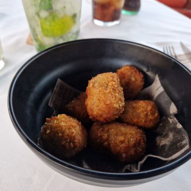 Ochsenbäckchen-Kroketten im Café del Mar, Maspalomas, Gran Canaria Ochsenbäckchen-Kroketten im Café del Mar, Maspalomas, Gran Canaria