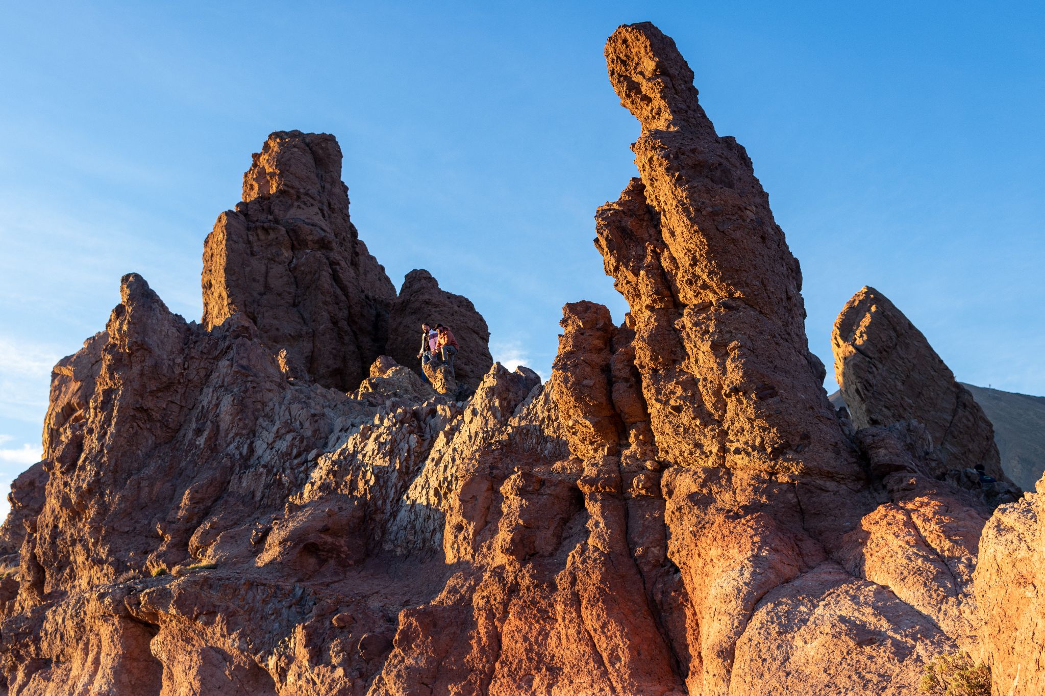 Rote Felsen im Sonnenuntergangslicht am Fuße des Teidegipfels