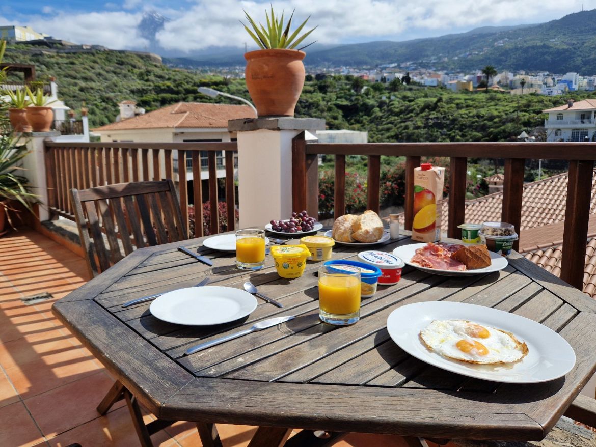 Spanisches Frühstück auf der Terasse in Icod de los Vinos