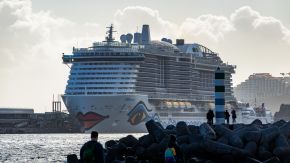 AIDA Cosma im Hafen von Funchal, Madeira