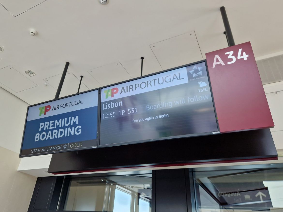 Anzeigetafel BER Flug nach Lissabon