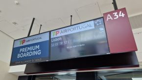 Anzeigetafel BER Flug nach Lissabon