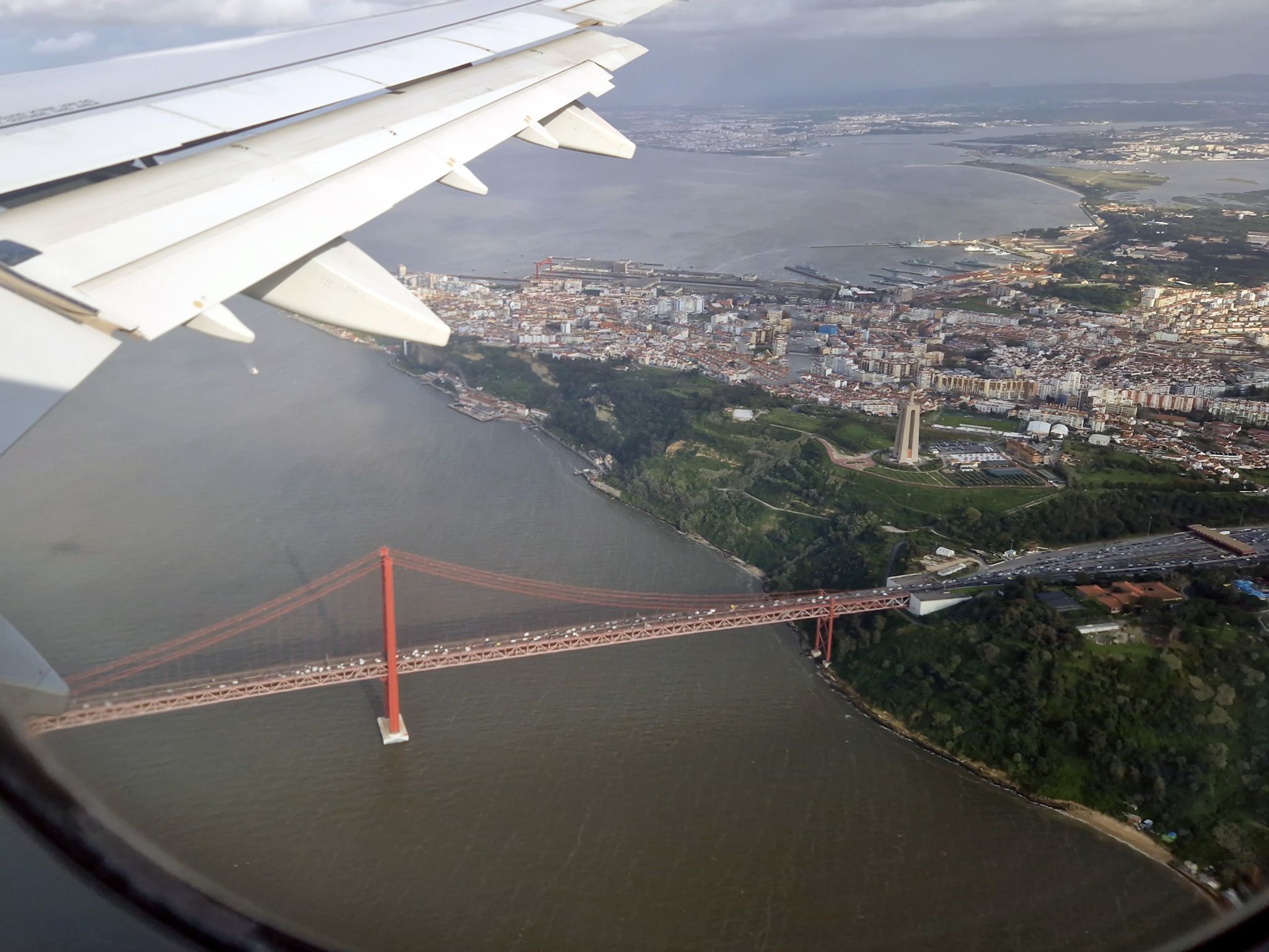 Brücke des 25. April und Christusstatue in Lissabon vom Flieger aus gesehen, Portugal
