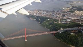 Brücke des 25. April und Christusstatue in Lissabon vom Flieger aus gesehen, Portugal