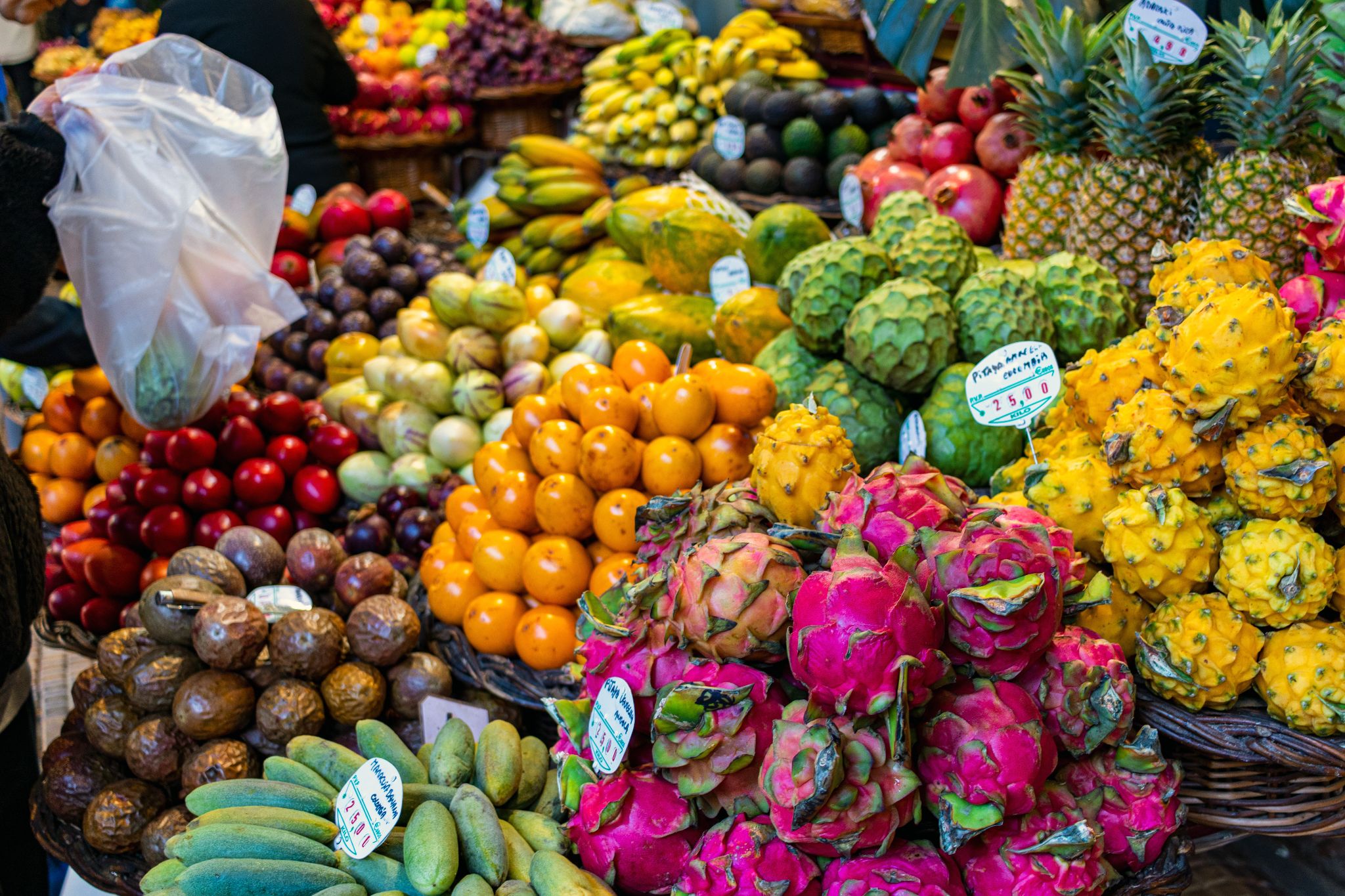 Diverse Früchte in der Markthalle von Funchal, Madeira