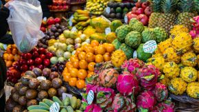 Diverse Früchte in der Markthalle von Funchal, Madeira