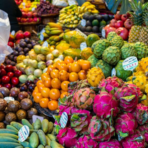 Diverse Früchte in der Markthalle von Funchal, Madeira Diverse Früchte in der Markthalle von Funchal, Madeira