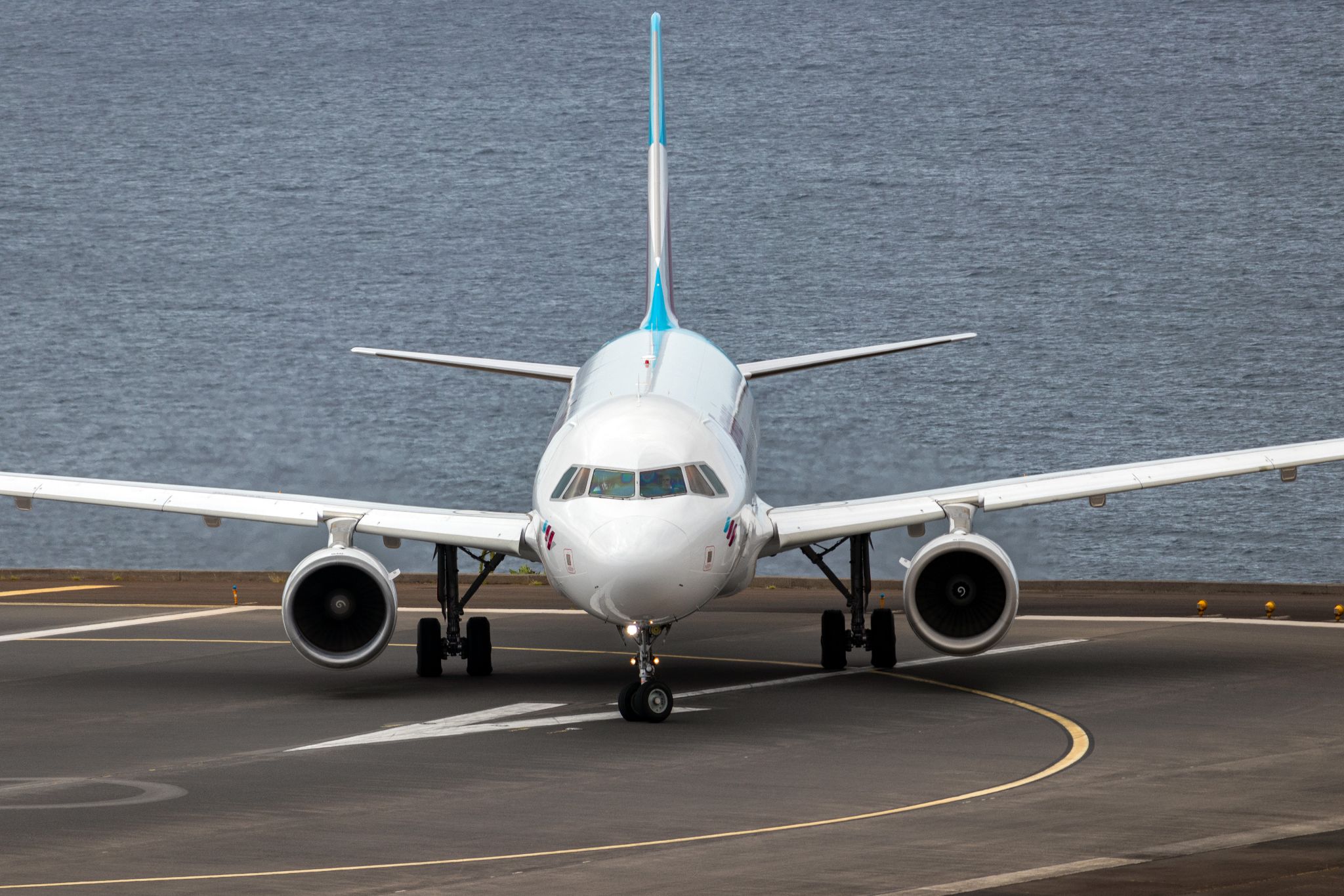 Eurowings Flugzeug kurz vor dem Start am Madeira Airport