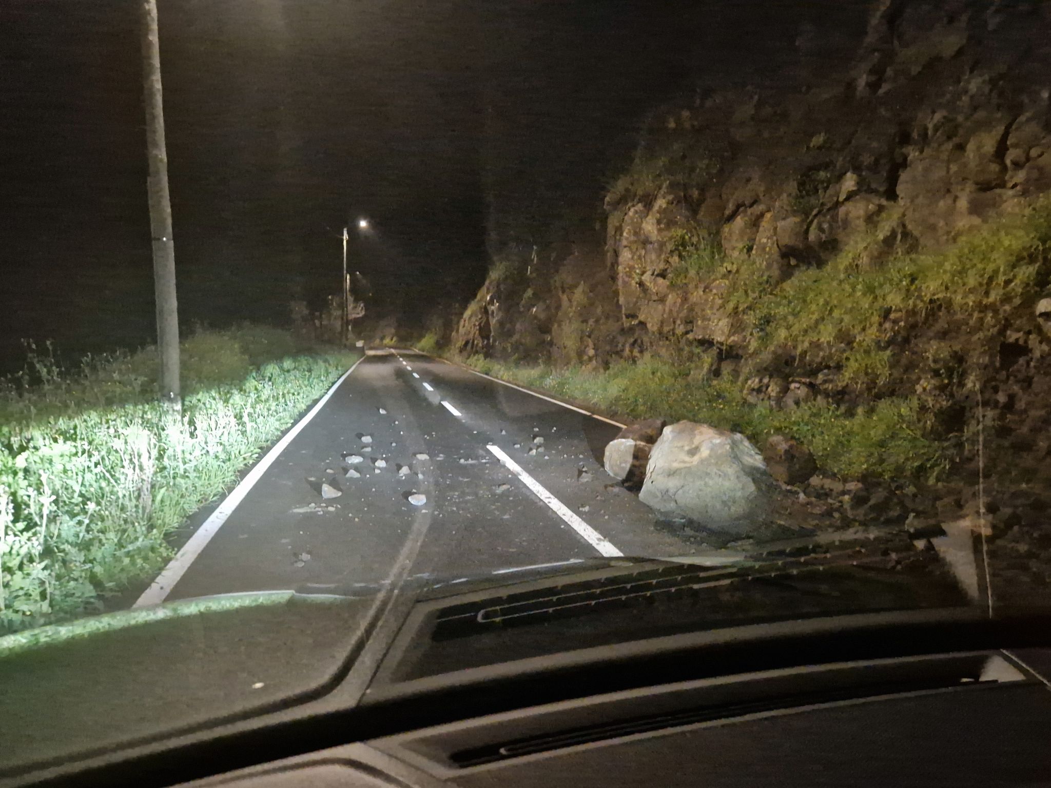 Felssturz auf Straße auf Madeira bei Nacht