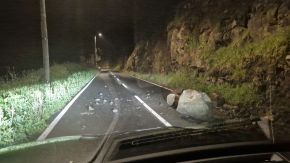 Felssturz auf Straße auf Madeira bei Nacht