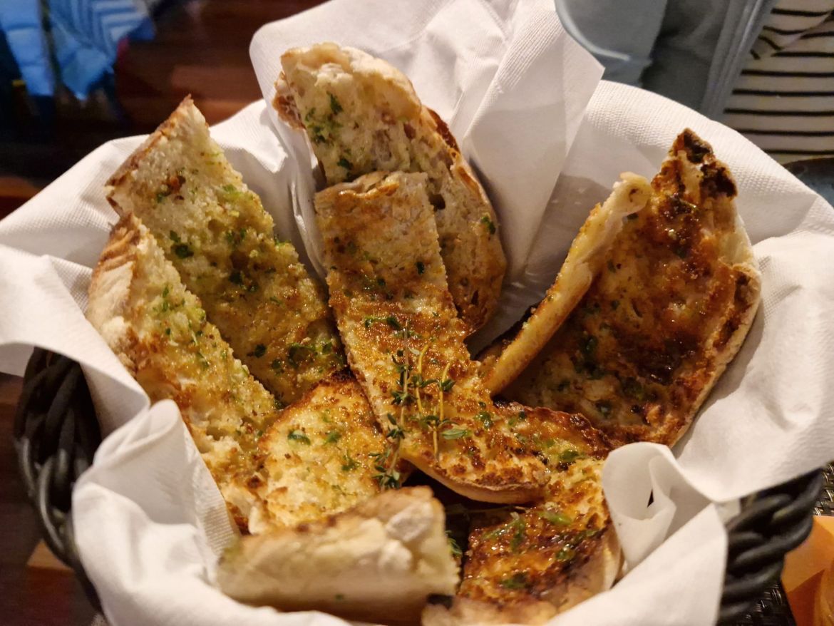 Geröstetes Brot mit Knoblauchbutter, Muralha Terrace Restaurant