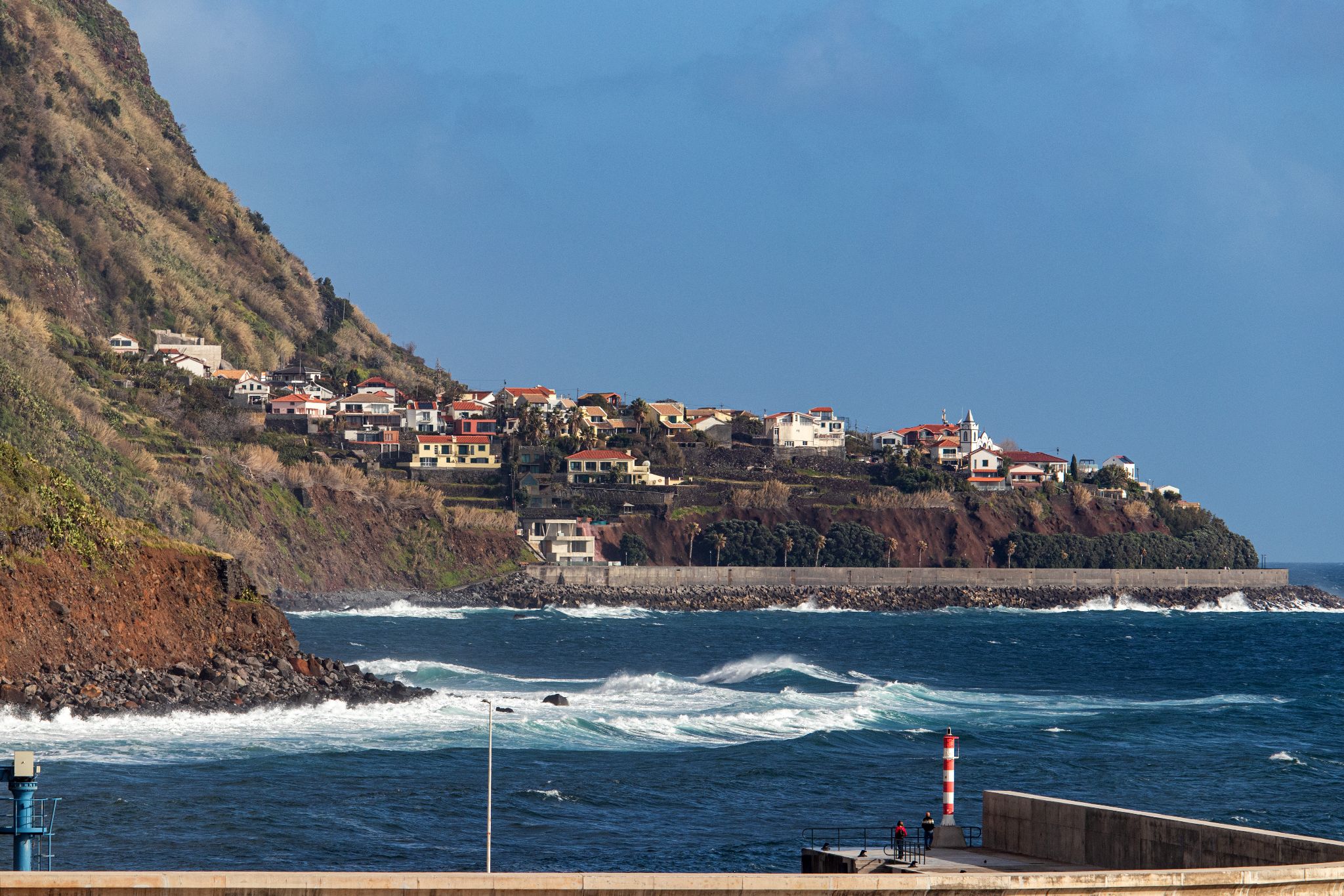 Kleines Dorf auf Landzunge, Madeira Südküste