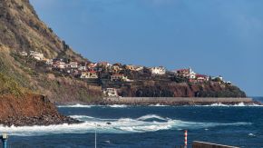 Kleines Dorf auf Landzunge, Madeira Südküste