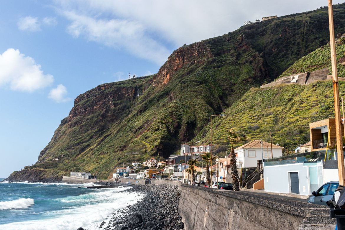 Klippe mit Wasserfällen bei Paul do Mar auf Madeira, Portugal