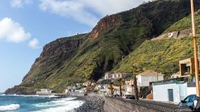 Klippe mit Wasserfällen bei Paul do Mar auf Madeira, Portugal