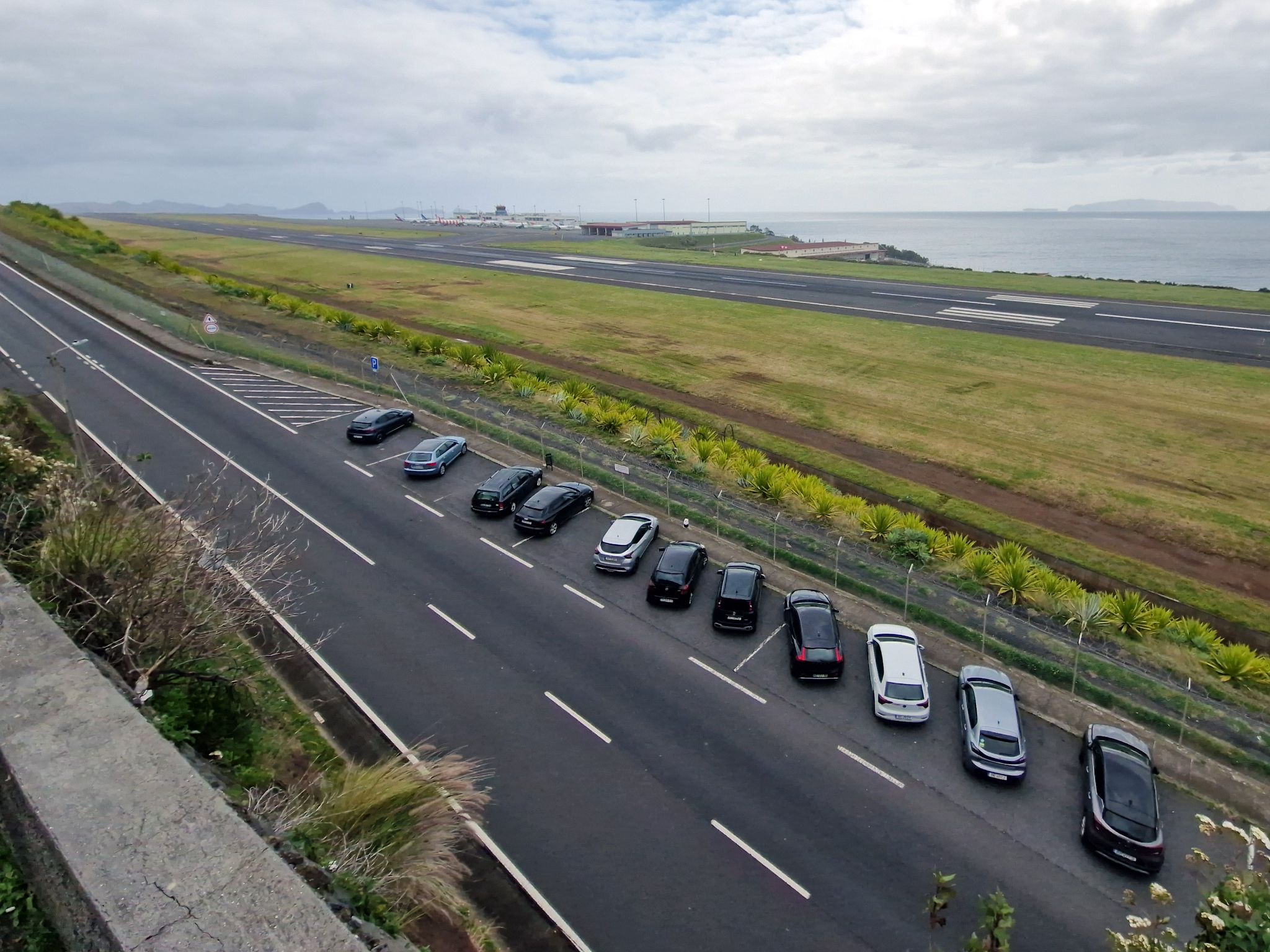 Madeira Funchal International Airport Landebahn und Terminal im Hintergrund, Portugal