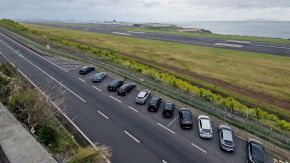 Madeira Funchal International Airport Landebahn und Terminal im Hintergrund, Portugal