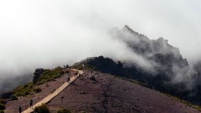 Nebel auf Wanderwegen am Pico do Arieiro
