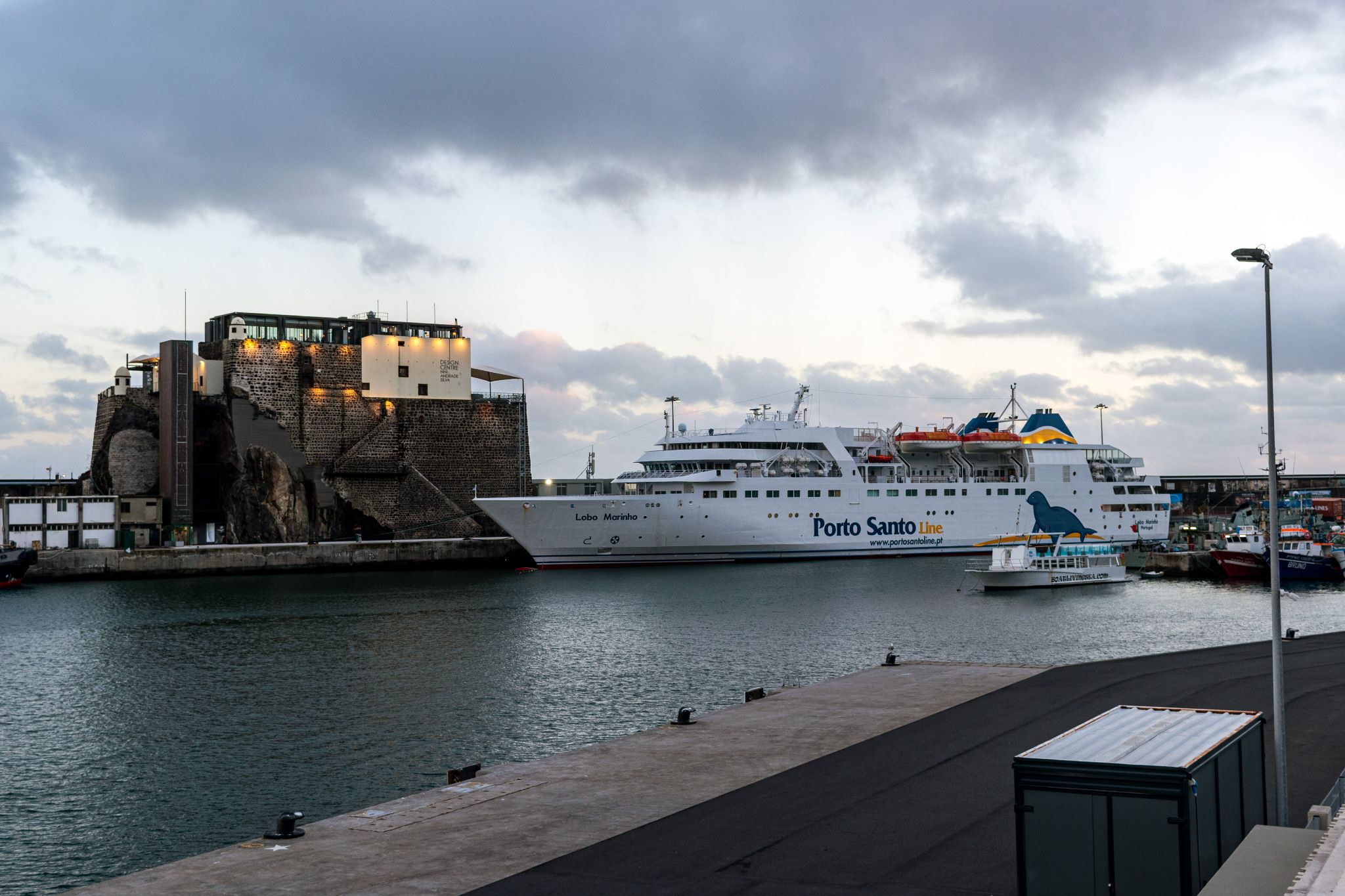 Porto-Santo-Fähre im Hafen von Funchal, Madeira
