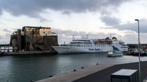 Porto-Santo-Fähre im Hafen von Funchal, Madeira