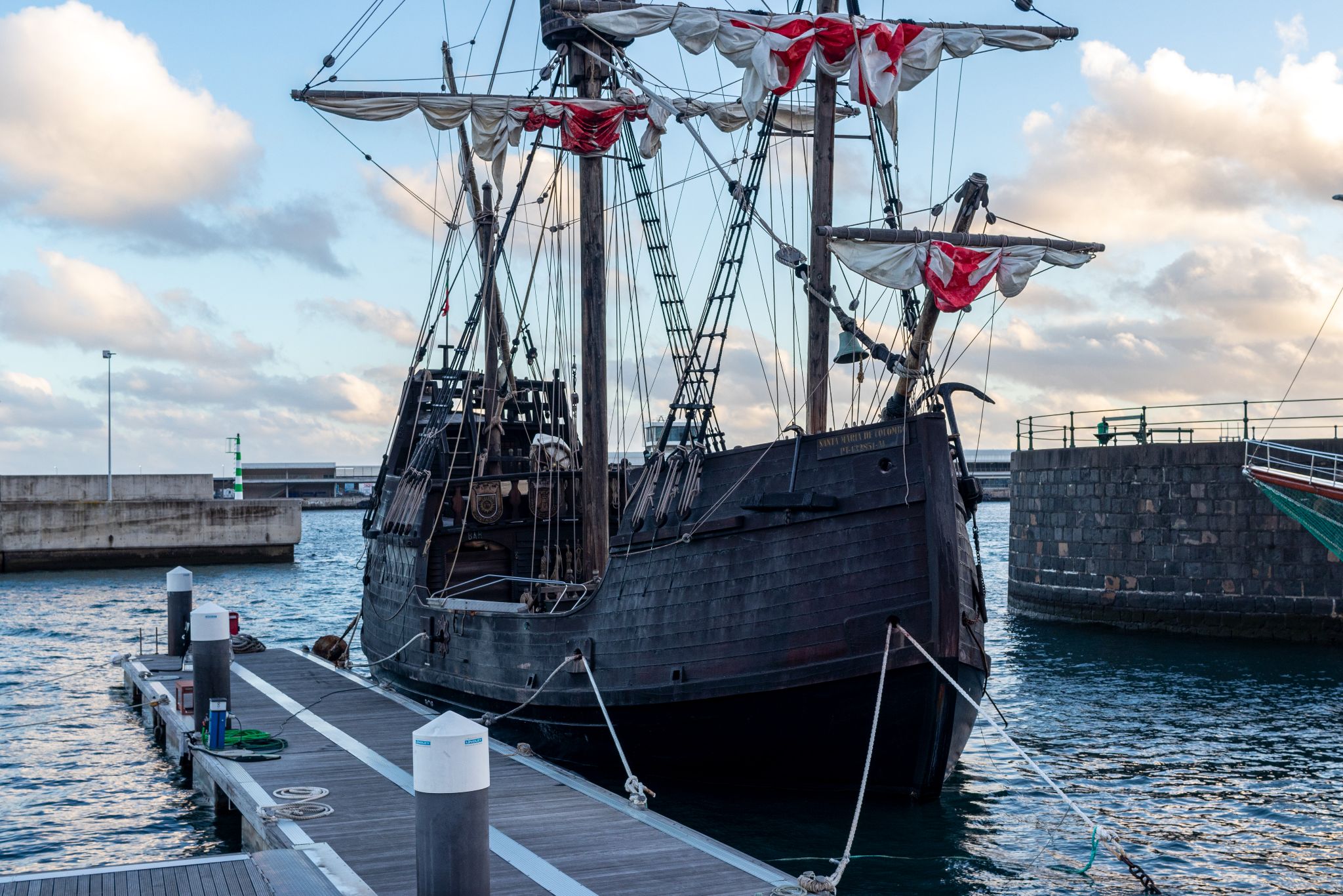 Replik der Santa Maria im Hafen von Funchal, Madeira
