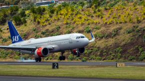 SAS Flieger landet am Madeira Airport