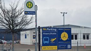 Schild McParking Airport Shuttle