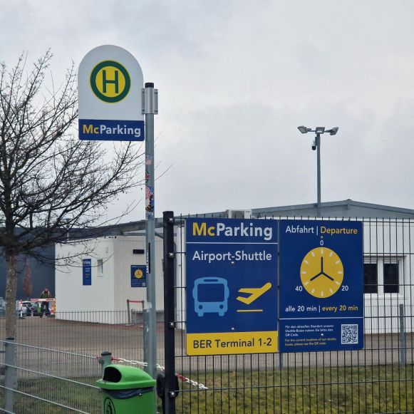 Schild McParking Airport Shuttle Schild McParking Airport Shuttle