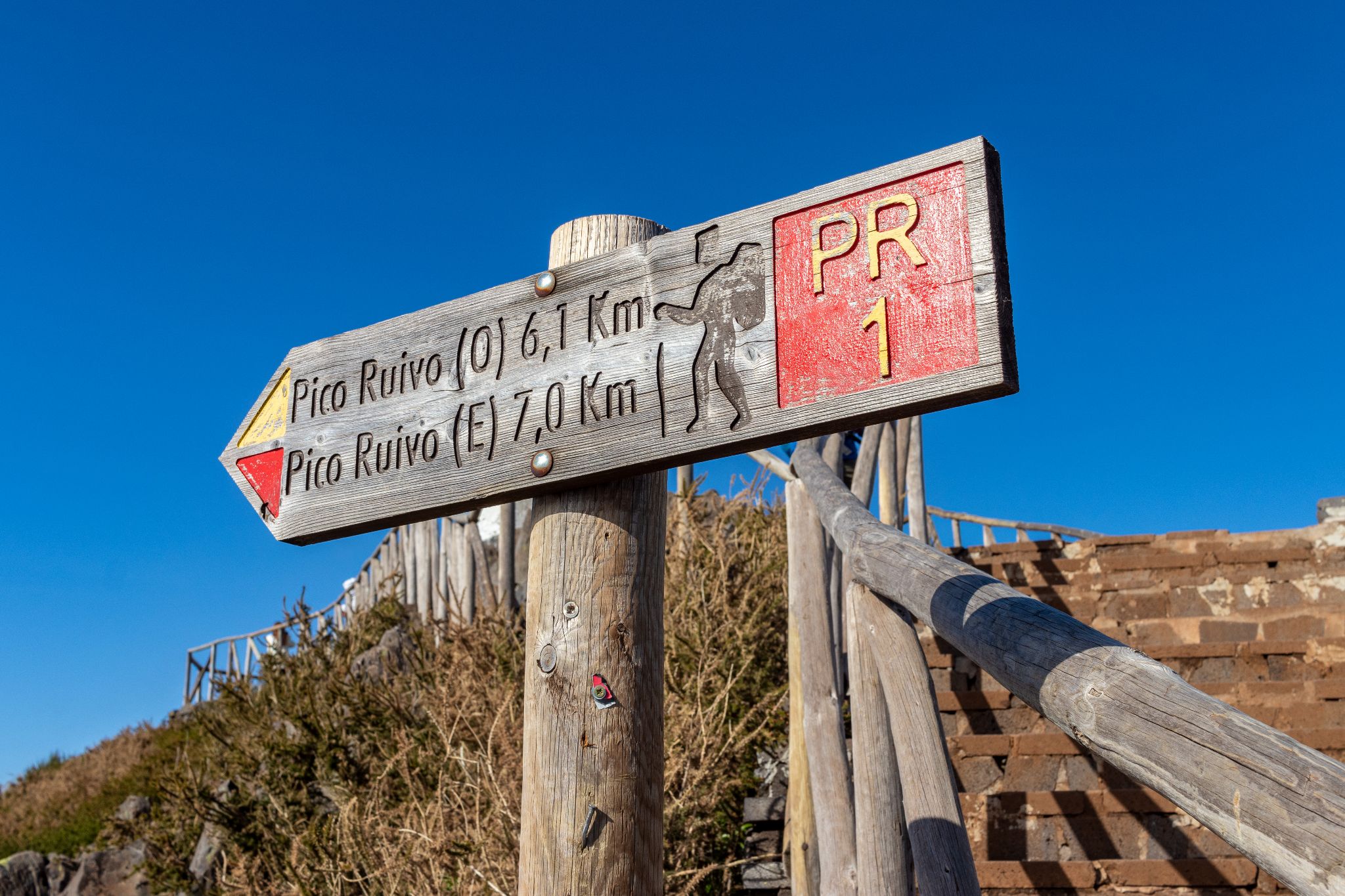 Schild mit Wanderwegen auf dem Pico do Arieiro, Madeira