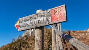 Schild mit Wanderwegen auf dem Pico do Arieiro, Madeira