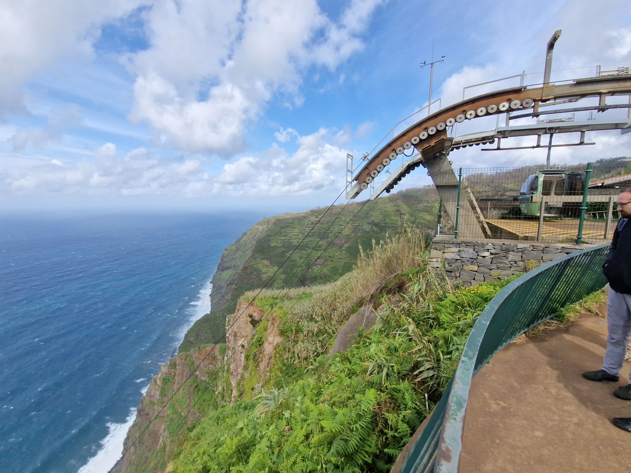 Sehr steiles Gefälle der Seilbahn von Porto Moniz