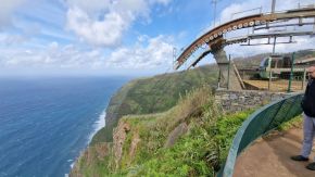 Sehr steiles Gefälle der Seilbahn von Porto Moniz