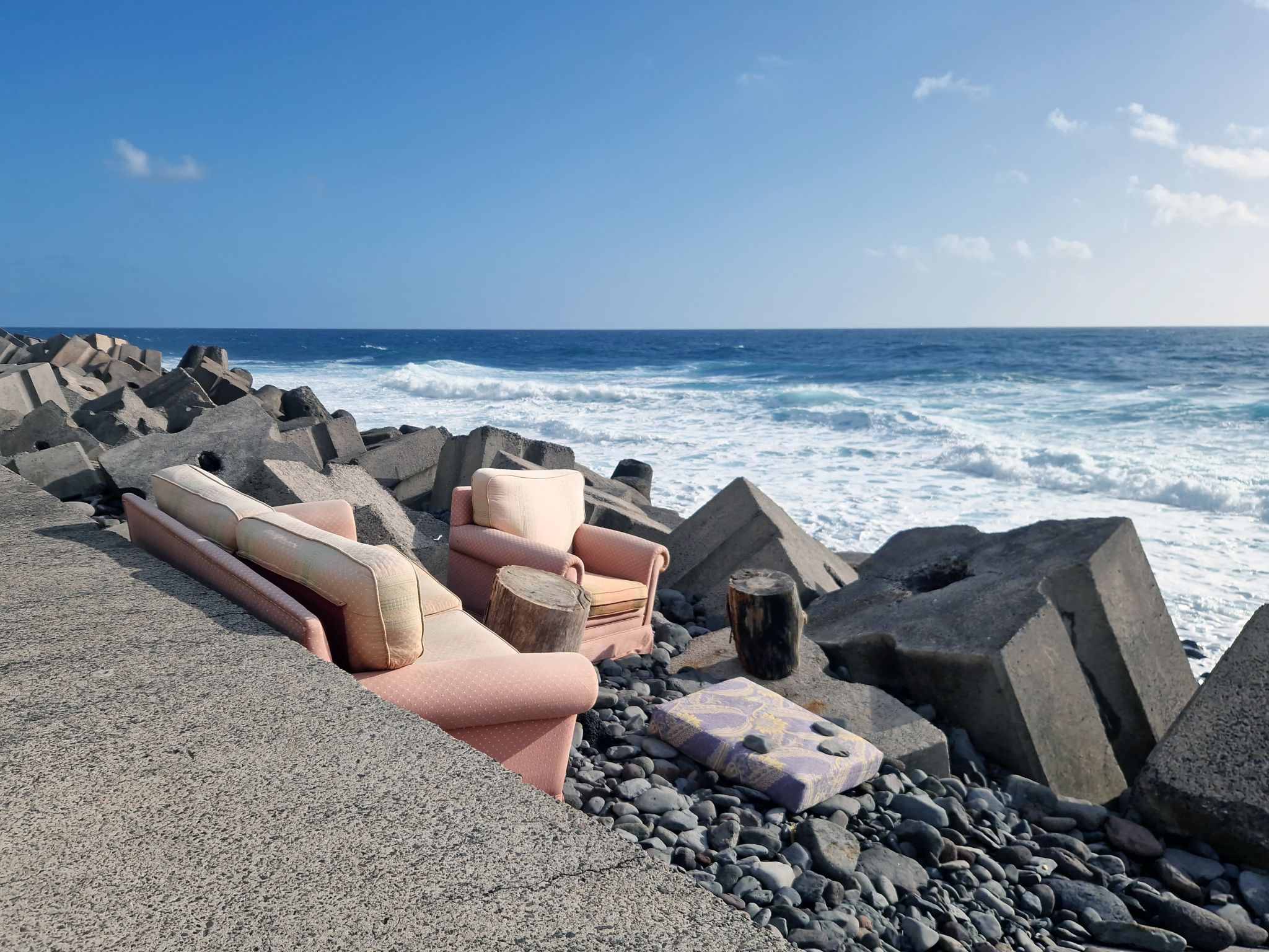 Sofa und Sessel am Strand von Paul do Mar, Madeira
